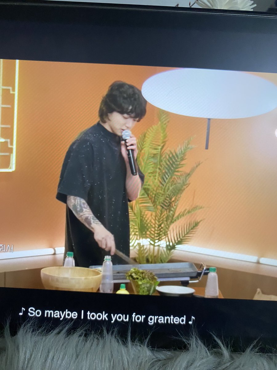 MsKimTaetae_'s tweet photo. Not him having additional epi for his videoke sesh 😭😭😭 your Suchwita Episode made our day uri maknae 😭😭😂😂  #JEONJUNGKOOK  #SUCHWITA https://t.co/jB5CFrL6VL