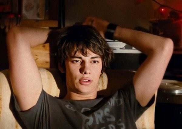 boreoo_'s tweet photo. I just started watching the 100 and I’ve only just realised (season 4) that the reason I love jasper so much is because he play rodrick in diary of a wimpy kid…. Like his character is my favourite but also just ✨him✨ https://t.co/VxRw6MV85I