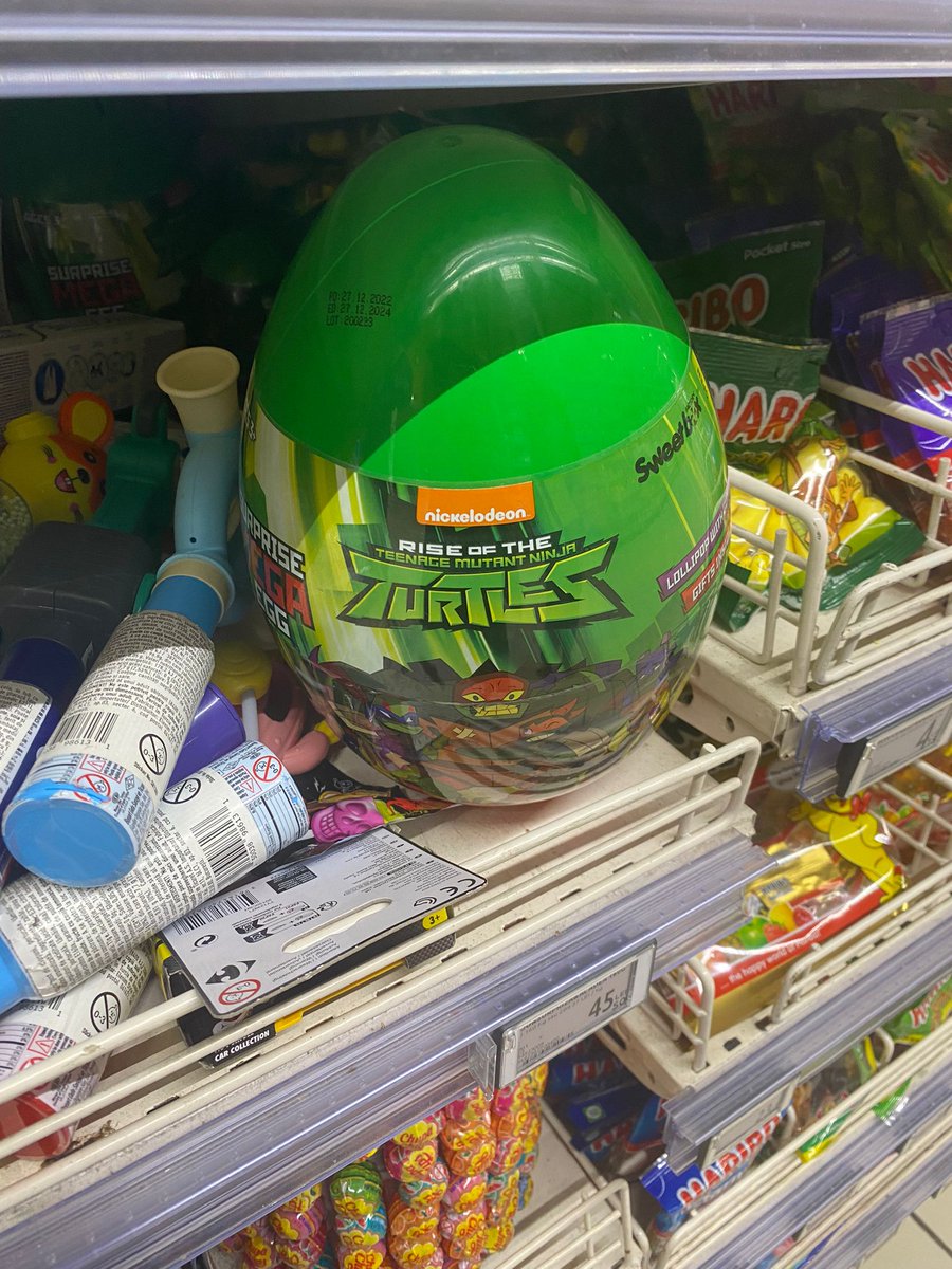 LESBIRAPH's tweet photo. guys, can one of u tell me what's in this thing besides candy https://t.co/UyOOlyXnOL