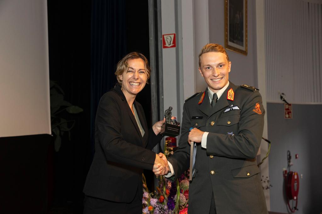 Ray15Kramer's tweet image. Vrijdag kregen 120 cadetten en adelborsten @NLDA_DOSCO  hun bachelorsdiploma @FMW_NLDA tijdens een feestelijke uitreiking in bijzijn van autoriteiten en familie.

De Hein Sabelis scriptieprijs voor beste scriptie ging naar cadet-vaandrig Willem.
Gefeliciteerd alle gediplomeerden!