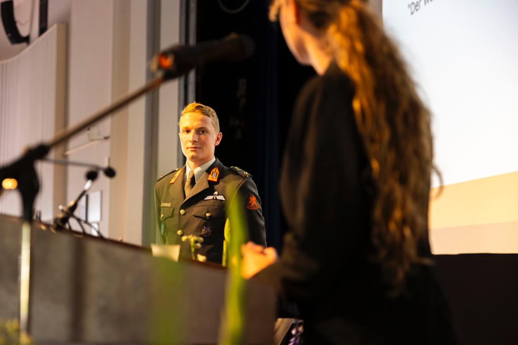 Ray15Kramer's tweet image. Vrijdag kregen 120 cadetten en adelborsten @NLDA_DOSCO  hun bachelorsdiploma @FMW_NLDA tijdens een feestelijke uitreiking in bijzijn van autoriteiten en familie.

De Hein Sabelis scriptieprijs voor beste scriptie ging naar cadet-vaandrig Willem.
Gefeliciteerd alle gediplomeerden!