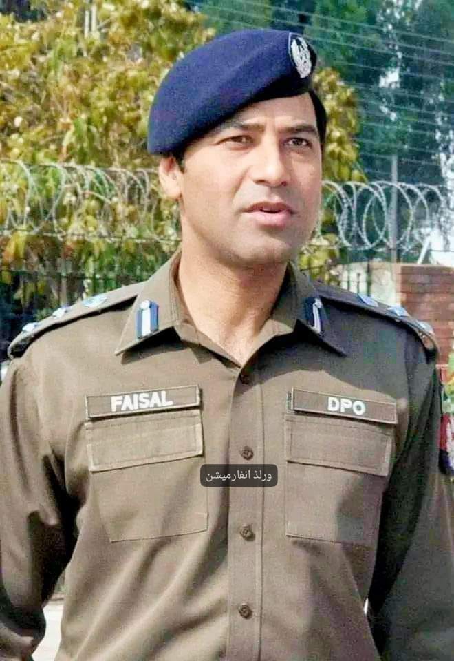 ڈی پی او سرگودھا فیصل کامران نے ہمت نہیں ہاری اور گھریلو ملازمہ تشدد کیس میں شدید دباؤ کے باوجود جج عاصم حفیظ اور انکی اہلیہ کے نام ایف آئی آر میں ڈال کر ہی دم لیا ۔ جج صاحب کے خلاف بھی ایف آئی آر کٹ گئی 
سلام جرات مند آفیسر ۔