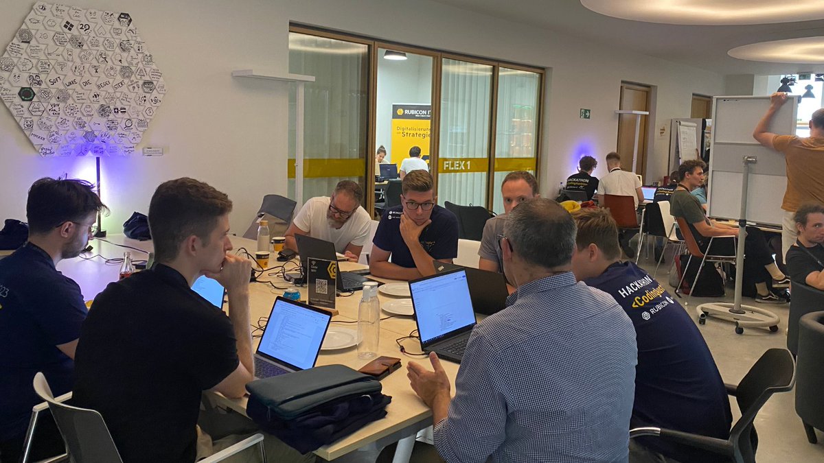 RUBICON_IT's tweet photo. It's Hackathon-time!
Mehr als 100 Teilnehmer:innen arbeiten gerade für 24h beim Coding Austria Hackathon an nachhaltigen Lösungen im RUBICON-Forum in Wien.
#coding #hackathon #RUBICON #RUBICONIT https://t.co/39Du7s6NuN