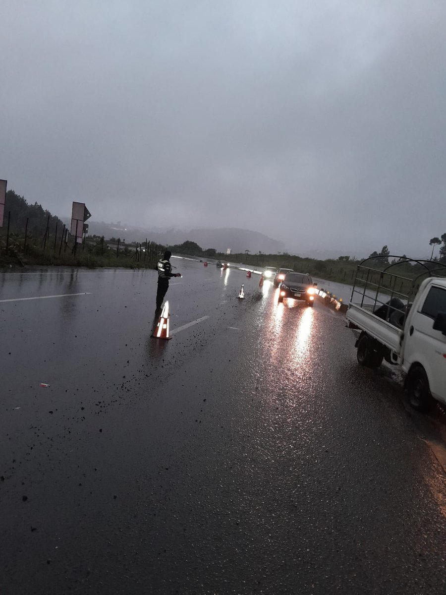 DTransitoPNC's tweet photo. #TránsitoPNC continúa con labores de regulación vial en el Libramiento de Chimaltenango, ruta CA-1 Occidente luego de derrumbe en el lugar. Asimismo se reportan lluvias, por lo que recomendamos manejar con precaución. #tráficogt #tránsitogt https://t.co/5ykN7evmIX