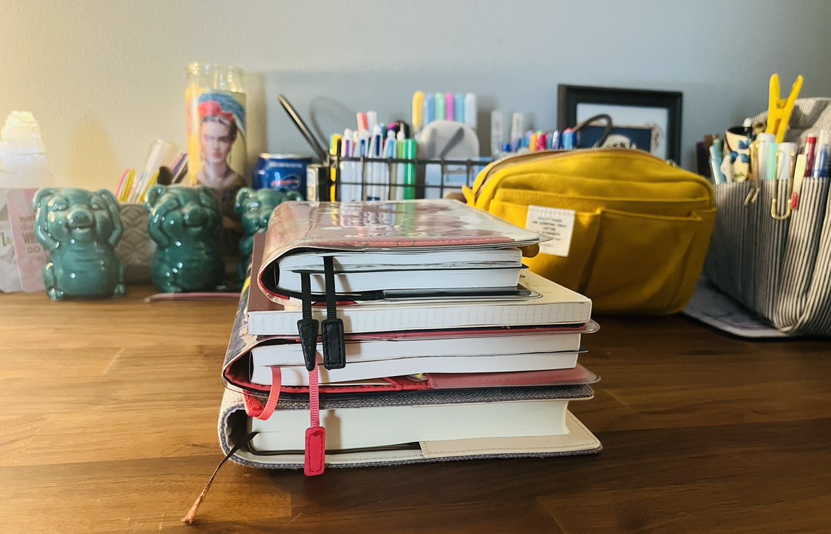 jenneccentric's tweet photo. It’s a 7ft desk, the potential for more pens and markers is endless (7ft tho).
Happy #Monthlyreset to all who participate 🥰😍🌻✒️✍️📝 https://t.co/WCISUurF7u