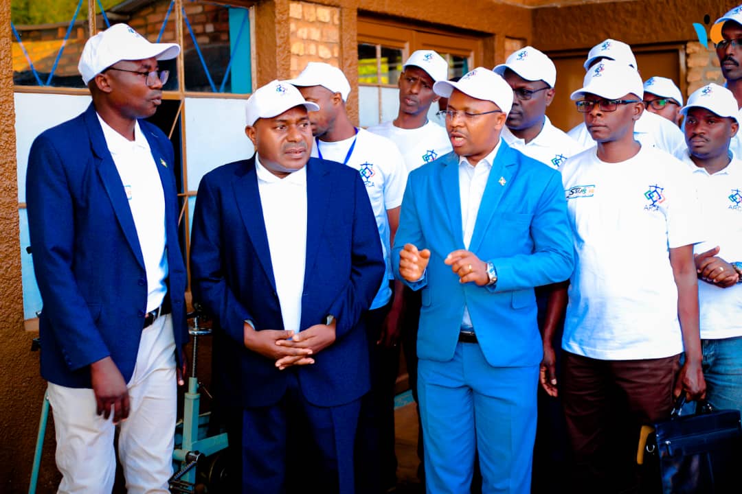 MagazineJimbere's tweet image. 🏥 Dans la suite des activités organisées en marge de la semaine dédiée à l'assurance au #Burundi,
@ArcaBurundi conjointement avec l'association des assureurs burundais visitaient, ce 28/07/2023, les patients du Centre National d'Appareillage et de Rééducation-#CNAR, sis à