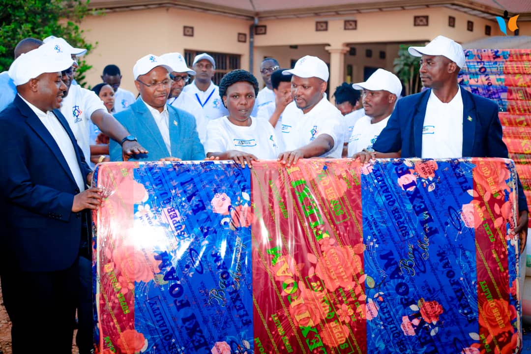 MagazineJimbere's tweet image. 🏥 Dans la suite des activités organisées en marge de la semaine dédiée à l'assurance au #Burundi,
@ArcaBurundi conjointement avec l'association des assureurs burundais visitaient, ce 28/07/2023, les patients du Centre National d'Appareillage et de Rééducation-#CNAR, sis à