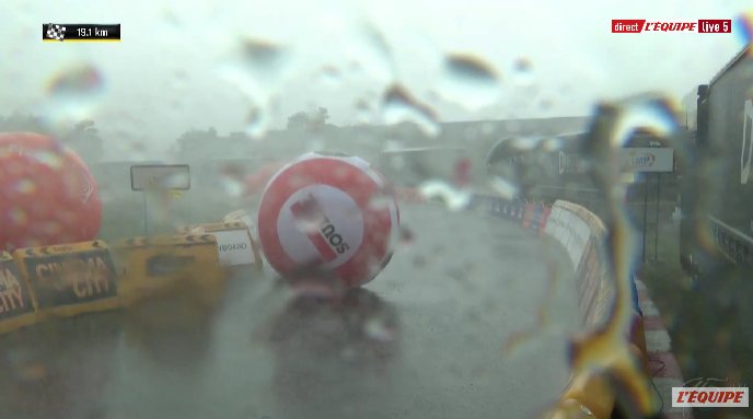Un violent orage s'abat actuellement sur la ligne d'arrivée de la 1re étape du Tour de Pologne. 🥵

Le peloton est à une quinzaine de kilomètres de Poznań.