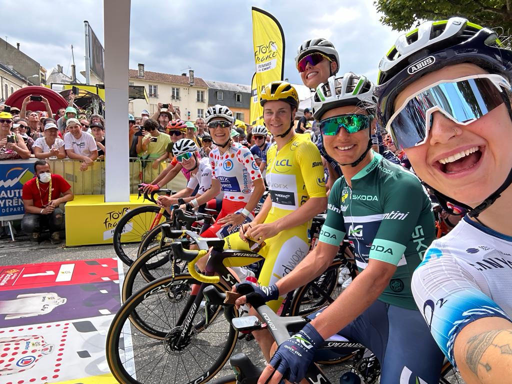 🤳 Start line Selfie feat. photobomb by <a href="/FenixDeceuninck/">Fenix - Premier Tech</a> (<a href="/JulieDeWilde1/">Julie De Wilde</a> ?)  

#TDFF2023 #WatchTheFemmes <a href="/GoZwift/">Zwift</a>
