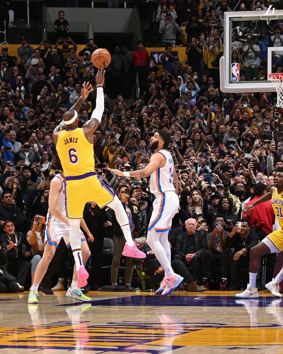 Lakers's tweet photo. Iconic photos from year 20 👑 https://t.co/ZeGdCRsECc