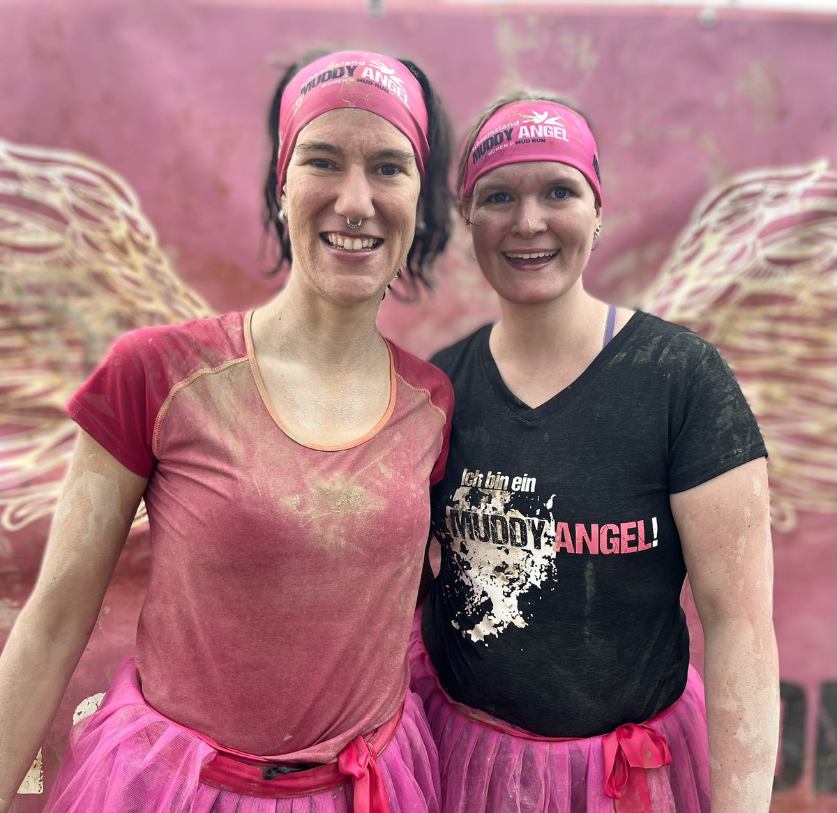 MsTobehonest's tweet photo. We are MuddyAngels! 🥰
Haben es aber vor dem Gewitter knapp wieder heim ins Trockene geschafft.
War von der Balance ein paar Mal kritisch aber in Summe gut! 🤣
Mein Knie ist sehr angeschwollen.
Nächstes Jahr bin ich aber wieder mit dabei. 🙋♀️
#muddyangelrun https://t.co/qh01uHv0k5