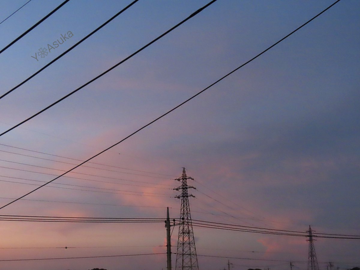 yumeasutw's tweet photo. 空の彼方が大焼けに🌆
お疲れ様です🏁
生暖かい風が吹き抜ける #夕暮れ
西の彼方のかなとこ雲の
向こうが茜色に🟥
北の彼方の #積乱雲 も
ほんのり #茜色 🟥
#空の名前
#天気の図鑑 #雲の超図鑑 #雲友の会
#夕空 #夕焼け #鉄塔 #電柱 #電線
#a2023 #a0729 #a202307 #a2023074 https://t.co/sf98nlT5TV
