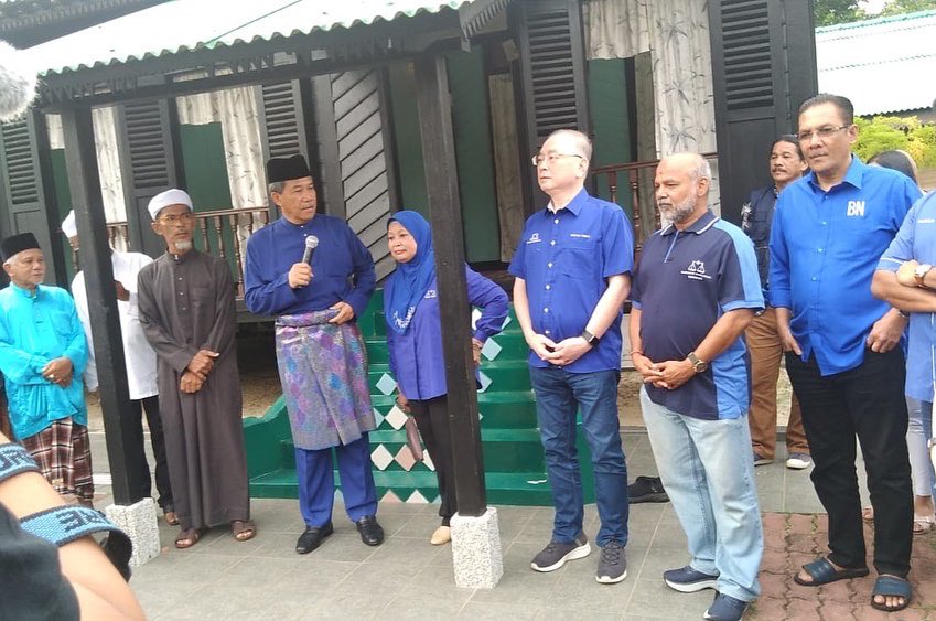 thanenthiran3's tweet photo. Hari ini saya telah turun ke DUN 27 Rantau untuk memberi sokongan kepada Tok Mat .Tok Mat orangnya simple  dan berjiwa rakyat.Harap beliau menang besar dalan PRN ini @Ayahanda_MD @mynewshub https://t.co/vY9XEx73b6
