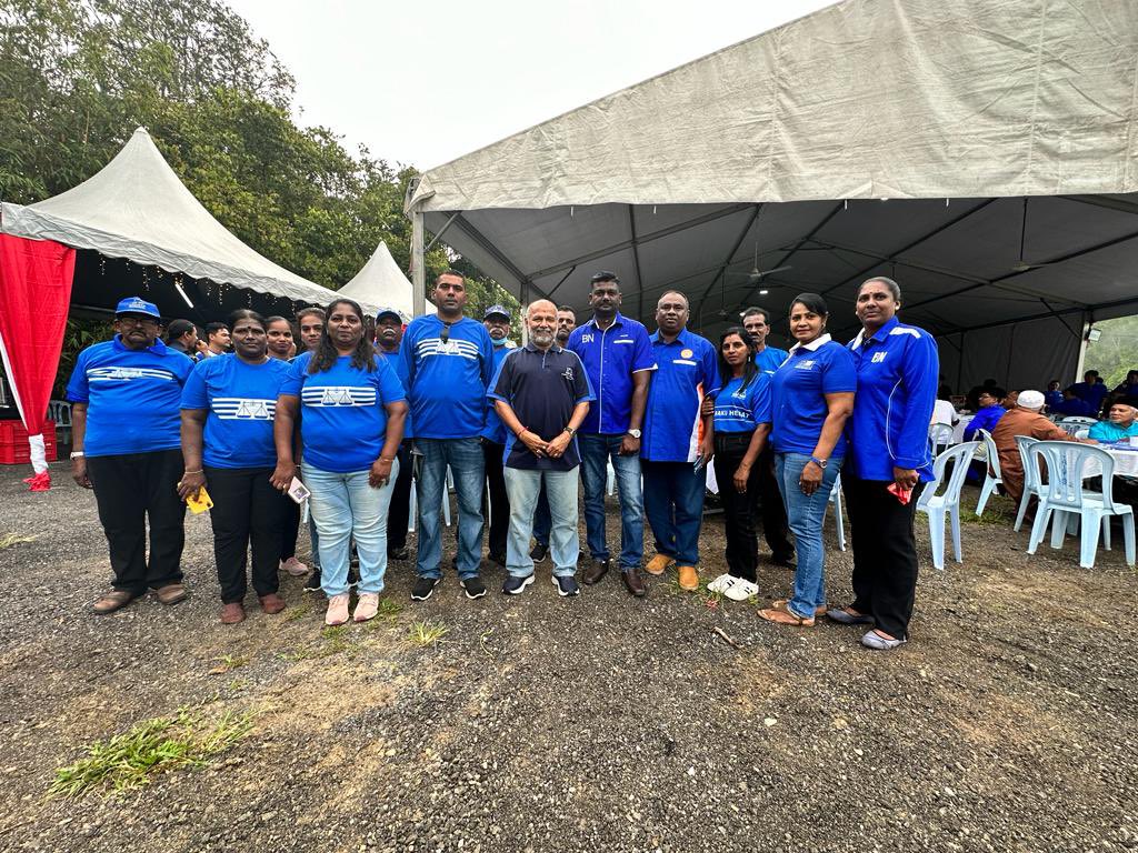 thanenthiran3's tweet photo. Hari ini saya telah turun ke DUN 27 Rantau untuk memberi sokongan kepada Tok Mat .Tok Mat orangnya simple  dan berjiwa rakyat.Harap beliau menang besar dalan PRN ini @Ayahanda_MD @mynewshub https://t.co/vY9XEx73b6