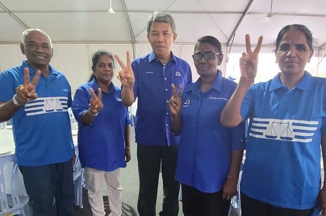 thanenthiran3's tweet photo. Hari ini saya telah turun ke DUN 27 Rantau untuk memberi sokongan kepada Tok Mat .Tok Mat orangnya simple  dan berjiwa rakyat.Harap beliau menang besar dalan PRN ini @Ayahanda_MD @mynewshub https://t.co/vY9XEx73b6