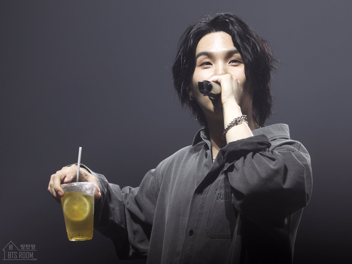 yoong_coffee's tweet photo. ยุนกิมาเฉลยละ เหล้าที่เห็นดื่มบ่อยๆในคอนเสิร์ต SUGA Agust D Tour ตอนแรกคือวิสกี้ออนเดอะร็อกแล้วเปลี่ยนเป็น Highball (วิสกี้+เลม่อน+โซดา) แล้วหลังจากยุนกิไม่สบายก็เปลี่ยนเป็น Hyperball (เครื่องดื่มชูกำลัง+เลม่อน+ขิง) เพื่อให้มีแรงขึ้นสเตจไหว 🥹 https://t.co/mJreBhvehN