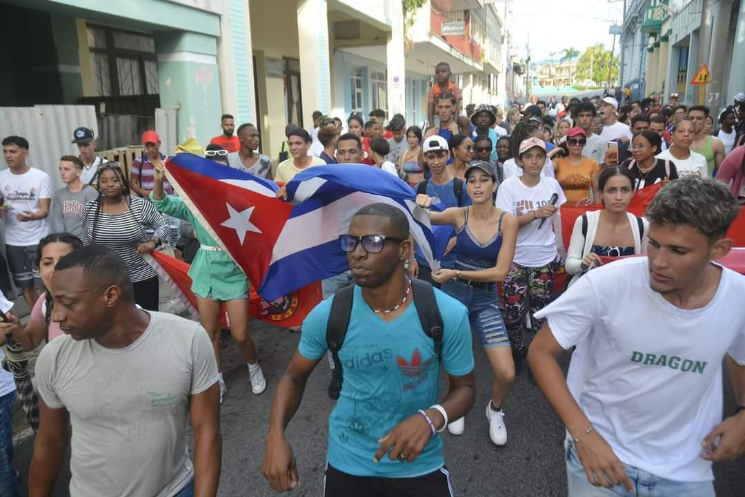 A ritmo de conga en la calle principal de #PinardelRío avanzan los jóvenes q participan en el Campamento de #Verano2023 <a href="/DiazCanelB/">Miguel Díaz-Canel Bermúdez</a> <a href="/DrRobertoMOjeda/">Dr. Roberto Morales Ojeda</a>