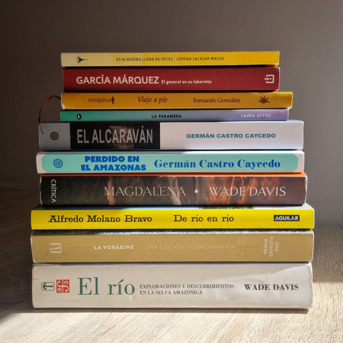 ¡Explora Colombia a través de la literatura! 

Aquí te dejo una lista de 10 libros de narrativa de ficción y no ficción con la que podrás dibujar tu mapa personal de sueños viajeros o simplemente conocer las entrañas de este país fascinante. 

 Abre el 🧵 para conocer más: