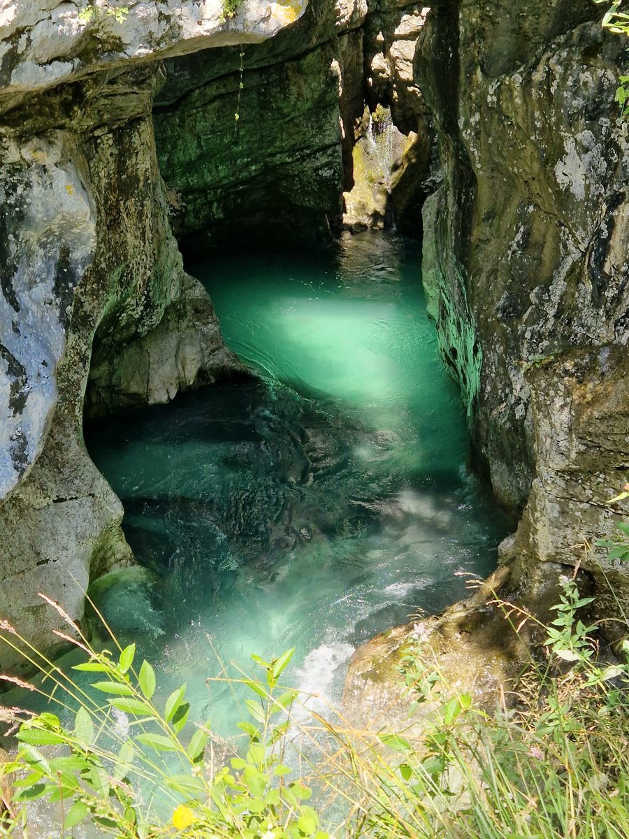 PerrinBondsmith's tweet photo. Hey #TwitterOfTime, I was walking in the Two Rivers area. Apparently no initiation ceremony today, as I haven't seen any women drifting down the gorge. https://t.co/06OjlvNI4P