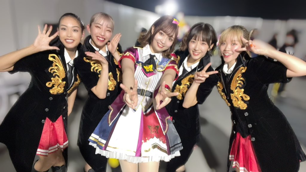 yamazaki_haruka's tweet photo. 未来系ドリーマー🔥
みんなで端から端まで走って楽しかった〜！
最初に台本に書いてあるとこより、もっと端まで行きたいですってお願いして叶えてもらいました！
一緒に走ってくれてありがとうー！
なんと1stで未来ソロでダンサーしてくれてたあすかちゃん✨️ https://t.co/xKMrbigMNC