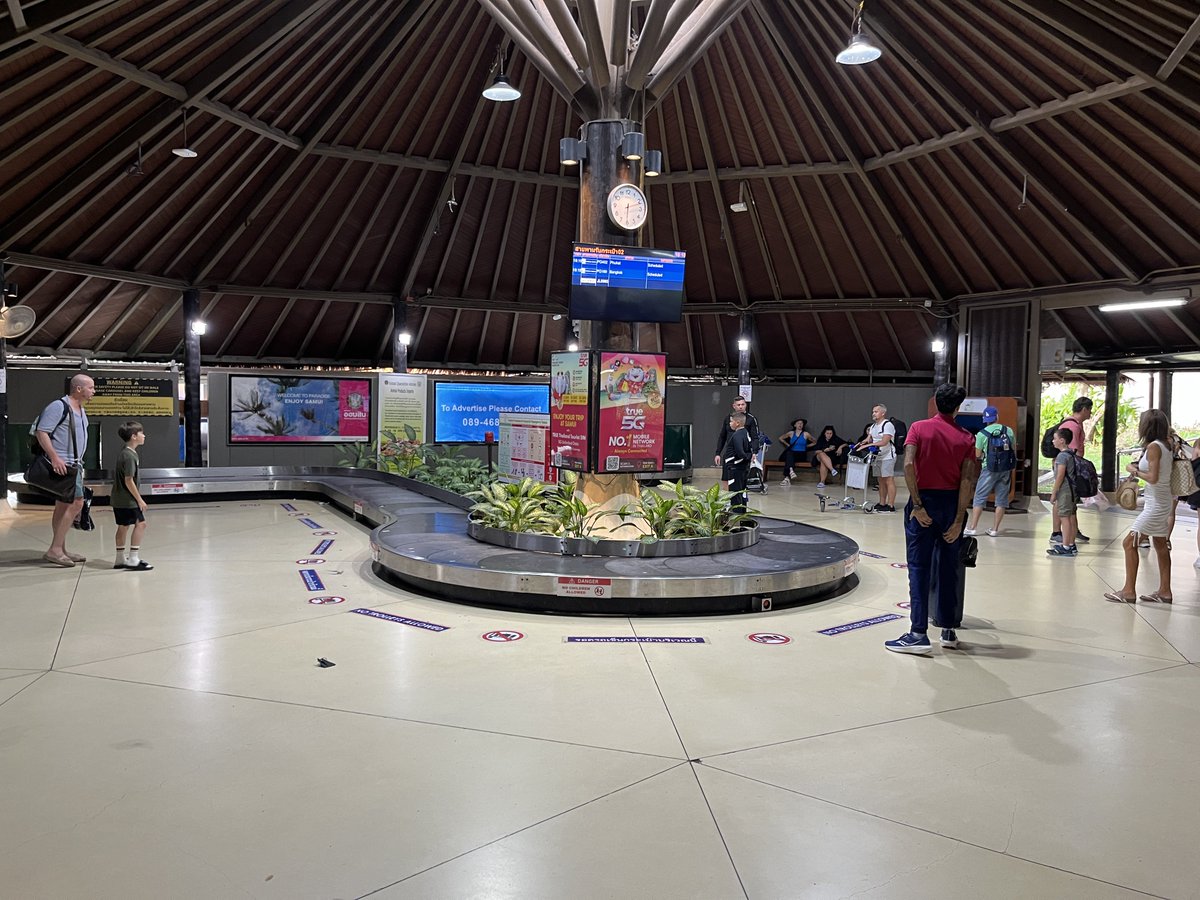 g_bonfiglio's tweet photo. This is definitely a new airport experience (yes it’s fully open)… https://t.co/JMaiK2j5RT