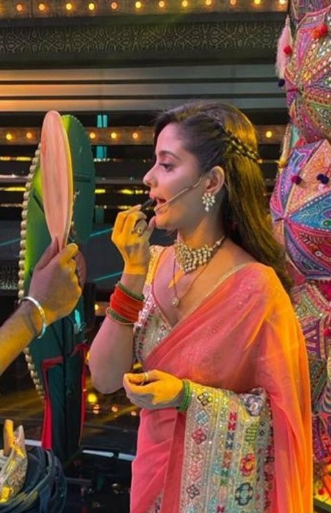 My obsession with her lipstick applying clicks 😍

#AyeshaSingh