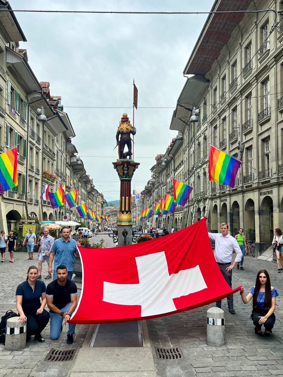 JeunesUdc's tweet photo. Berne hisse des drapeaux qui représentent la censure et l'exclusion, la décadence et la ruine.

Nous, les Jeunes UDC, affichons le drapeau qui représente la liberté et la force, la cohésion et notre avenir. 🇨🇭🇨🇭🇨🇭

Libérons la Suisse - votez Jeunes UDC ! https://t.co/urMbvmy9nX
