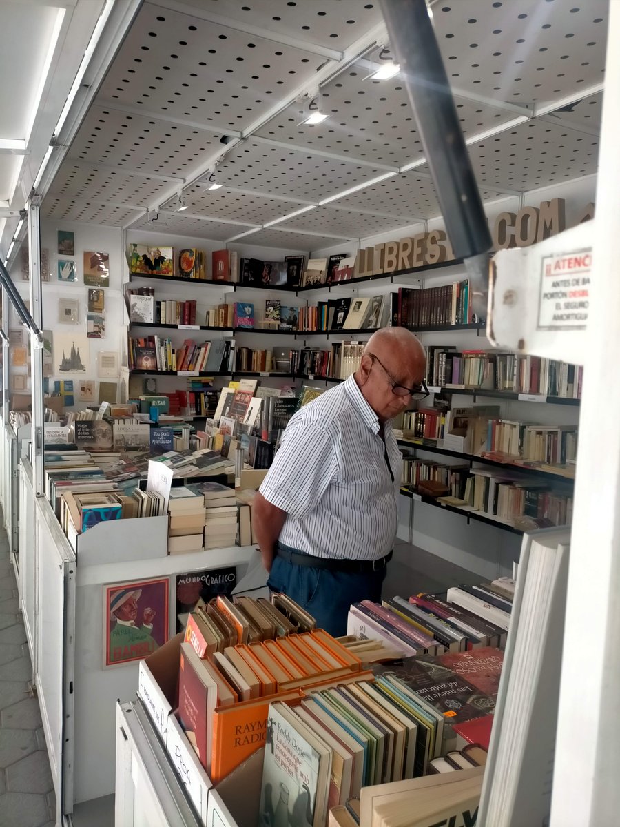 firallibrevell's tweet photo. La 72a edició de la Fira del Llibre d'Ocasió, Antic i Modern us espera a Barcelona del 8 al 25 de setembre. No et perdis la literatura, el jazz i la cultura al Passeig de Gràcia! #FiraDelLlibre #Barcelona #EventosBCN https://t.co/PZOkNPxPb2 https://t.co/Nz91IYhXIT