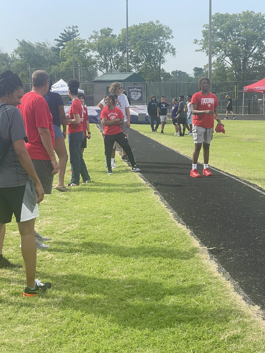 It’s a party out here celebrating student athletes! Thanks for hosting <a href="/MaleBulldogs/">MALE HS Athletics</a>!! <a href="/JCPSKY/">JCPS</a> <a href="/JCPSCoS/">Robert Moore</a>