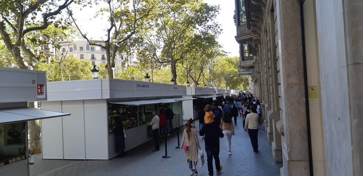firallibrevell's tweet photo. La 72a edició de la Fira del Llibre d'Ocasió, Antic i Modern us espera a Barcelona del 8 al 25 de setembre. No et perdis la literatura, el jazz i la cultura al Passeig de Gràcia! #FiraDelLlibre #Barcelona #EventosBCN https://t.co/PZOkNPxPb2 https://t.co/Nz91IYhXIT