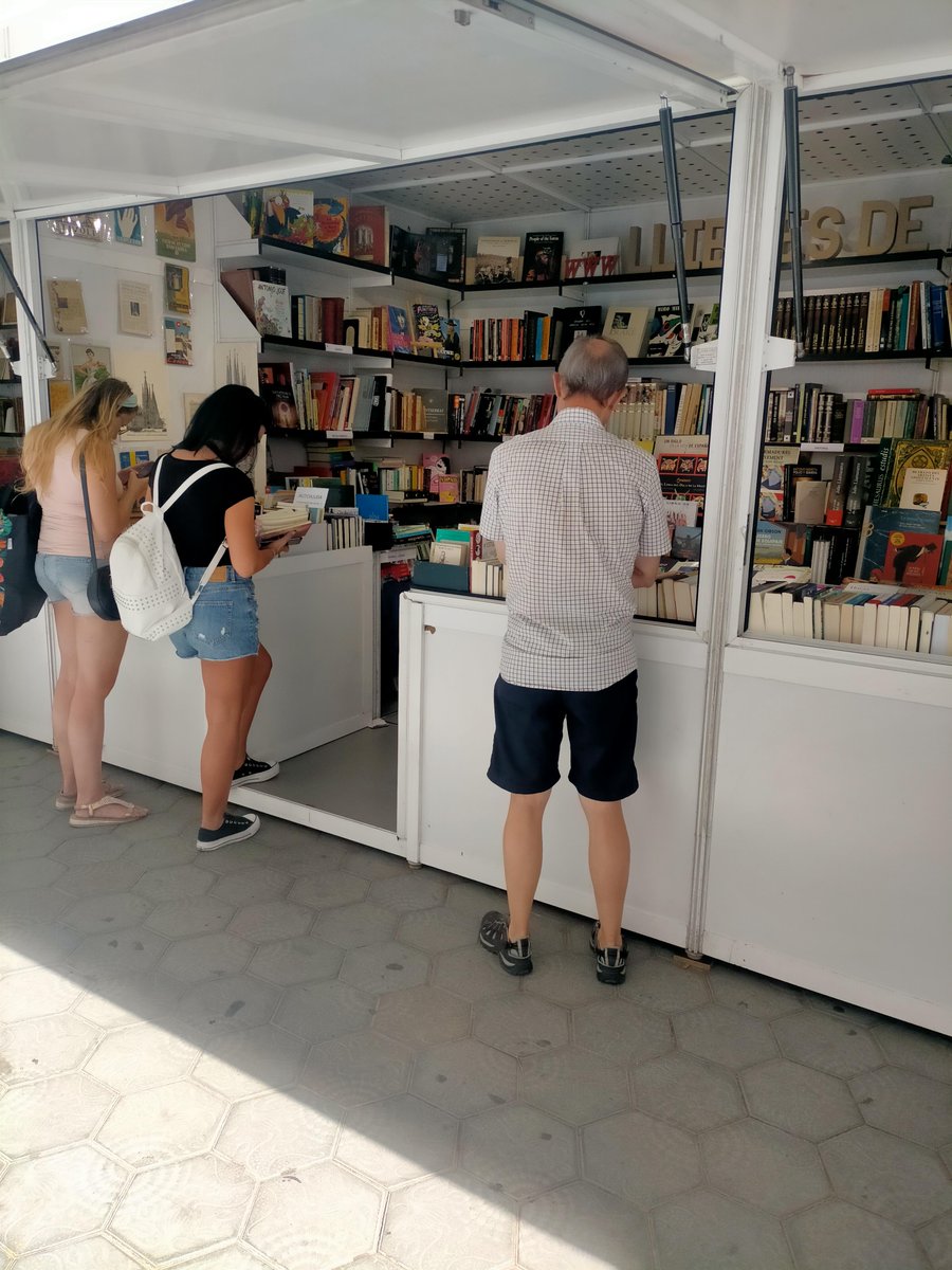 firallibrevell's tweet photo. La 72a edició de la Fira del Llibre d'Ocasió, Antic i Modern us espera a Barcelona del 8 al 25 de setembre. No et perdis la literatura, el jazz i la cultura al Passeig de Gràcia! #FiraDelLlibre #Barcelona #EventosBCN https://t.co/PZOkNPxPb2 https://t.co/Nz91IYhXIT