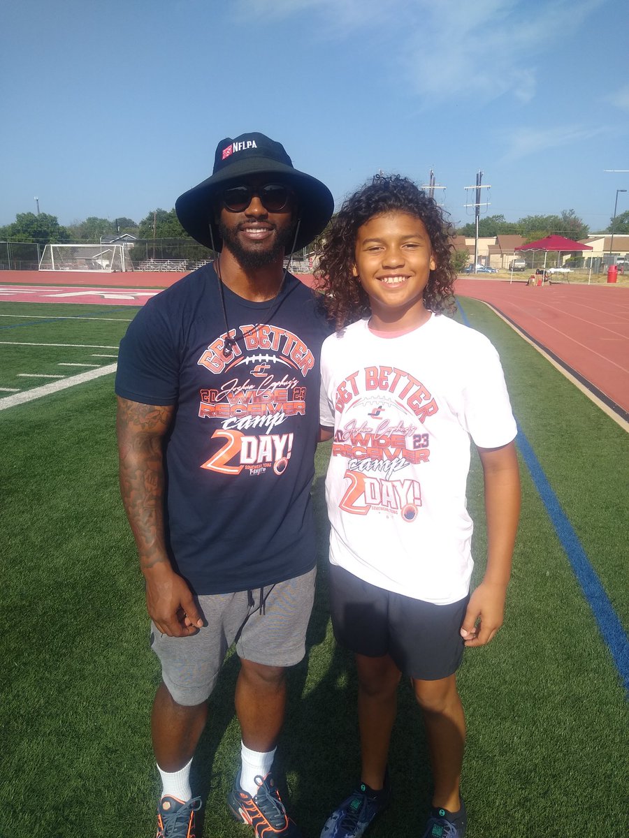 Mklembara1's tweet photo. @JamariKC went to a @Dubb02 camp in 2018. Today we are at @joshua_cephus camp and got to recreate an old pic. https://t.co/nzZQ49lNOI