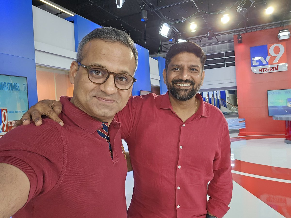 nishantchat's tweet image. Birds of feather flock together

Saturday color is Maroon 

With a man who is a... Maverick with a Golden Heart @ashishjourno 

#saturday #coloroftheday #maroon #collegueandfriend