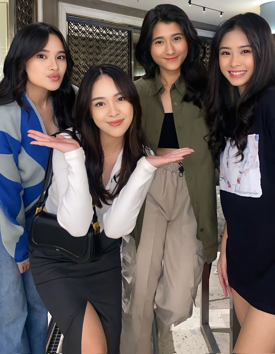YankeeD_'s tweet photo. Anin &amp; rekrutan terbarunya https://t.co/xCjKTRCoB8