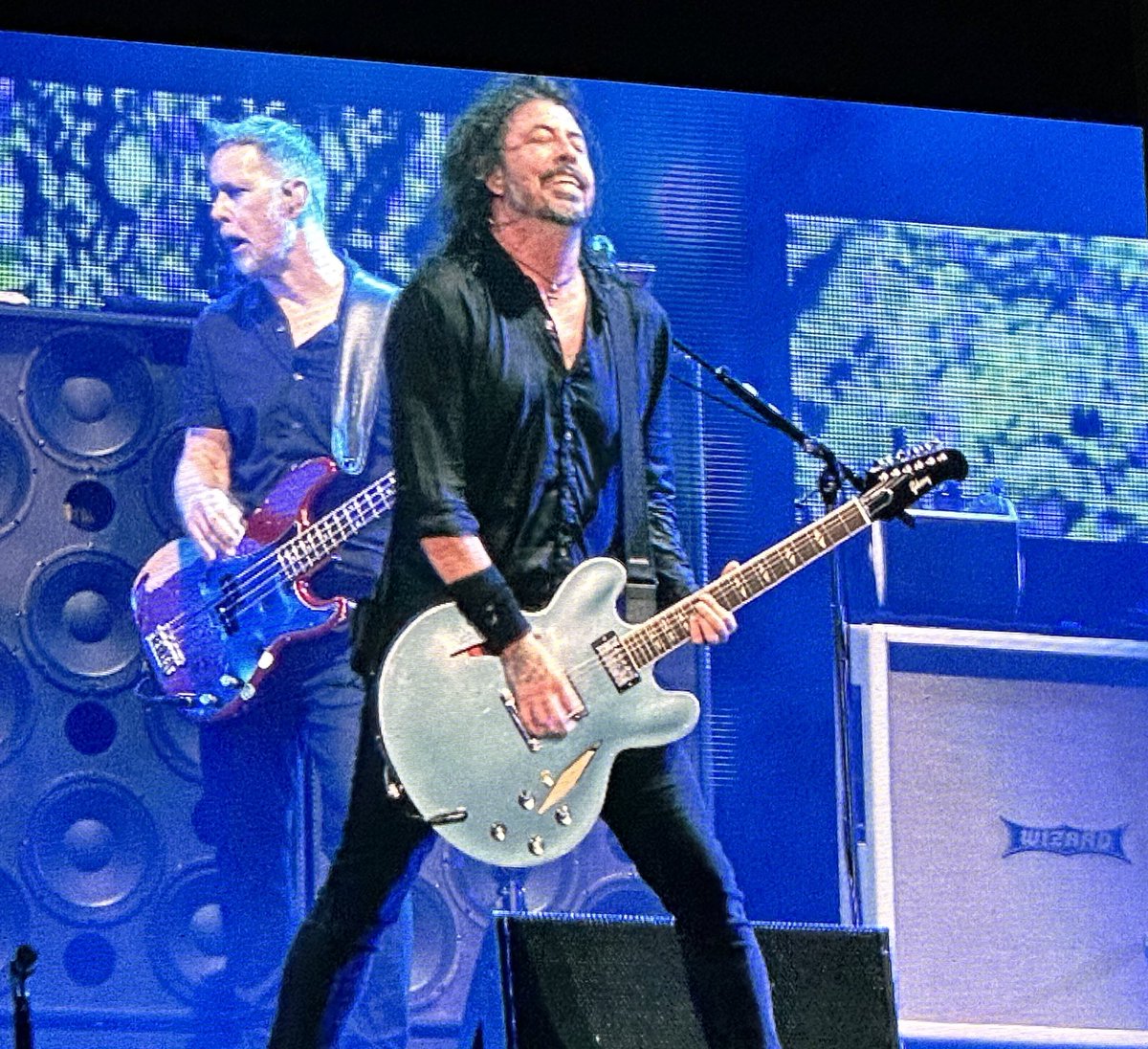 DrLucyJ's tweet photo. 7 months after my dad passed hearing the Foo Fighters sing “it’s times like these you learn to live again” hit me like a tonne of bricks and my emotions came pouring out. The perfect line to sum up an amazing summer with the best buds. @BethanyViolette 🥰. @foofighters #fullfuji https://t.co/2cLBG6zA72