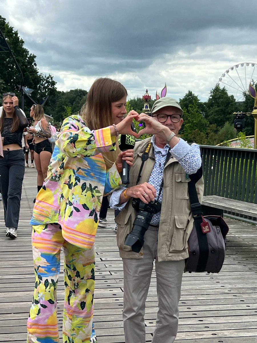 stubru's tweet photo. Eva: “Kamiel, gaan we eens naar de Mainstage kijken?”
Kamiel: “Alleen als je mij draagt." #TML23 https://t.co/B1rb1ocZYS