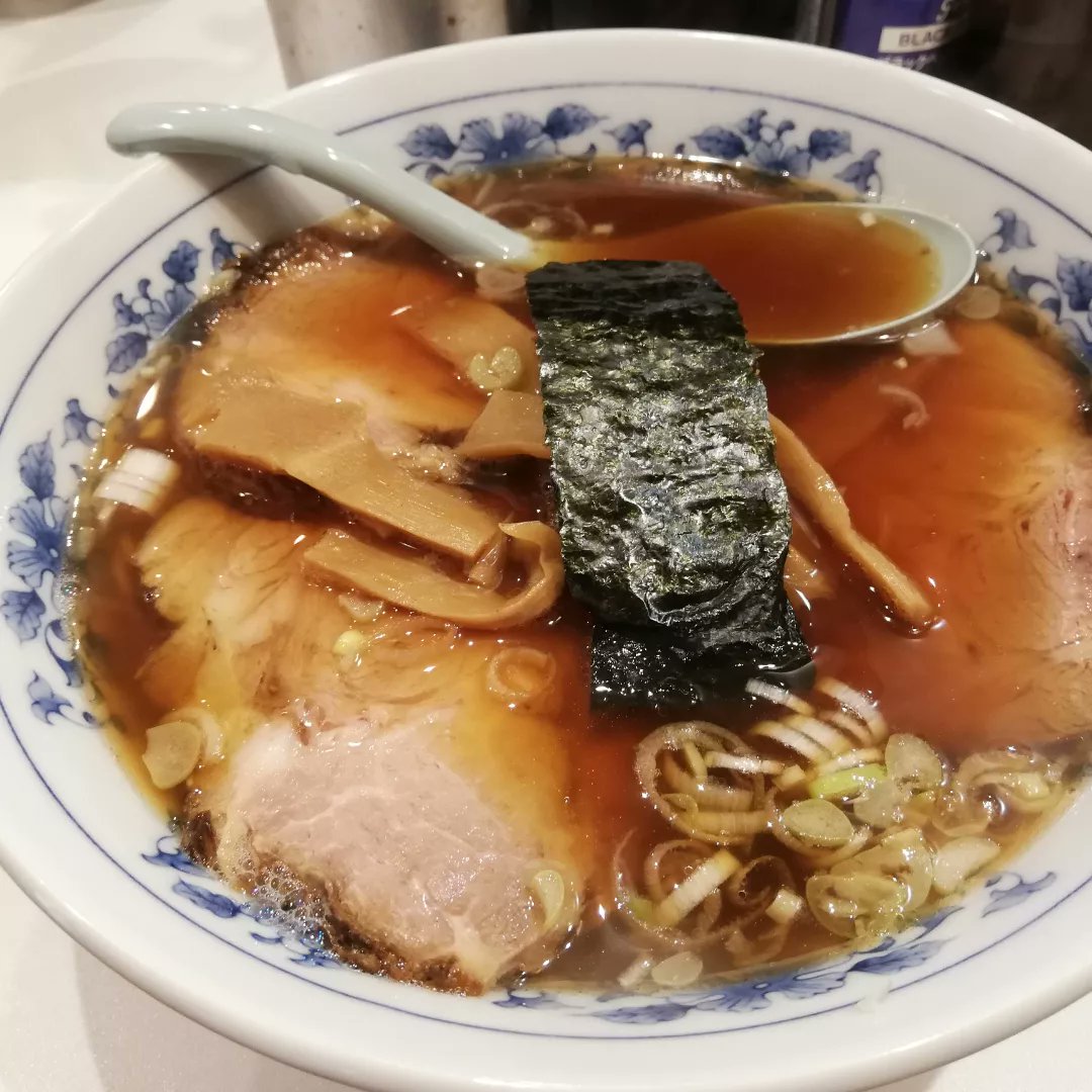 kiyoharashuuji's tweet photo. ledmaxiさんオススメ、#横浜 #関内 駅前ビル #SERTE 内 #横浜ラーメン横丁「#唐桃軒（とうとうけん）」の醤油味 #チャーシュー麺。

醤油の香りとダシが効いたスッキリスープ。ぶ厚いチャーシューは赤身多めで心地良い弾力。麺は細麺。

これはいい！美味しかったです。

#ラーメン https://t.co/K6Cg7aRKJJ