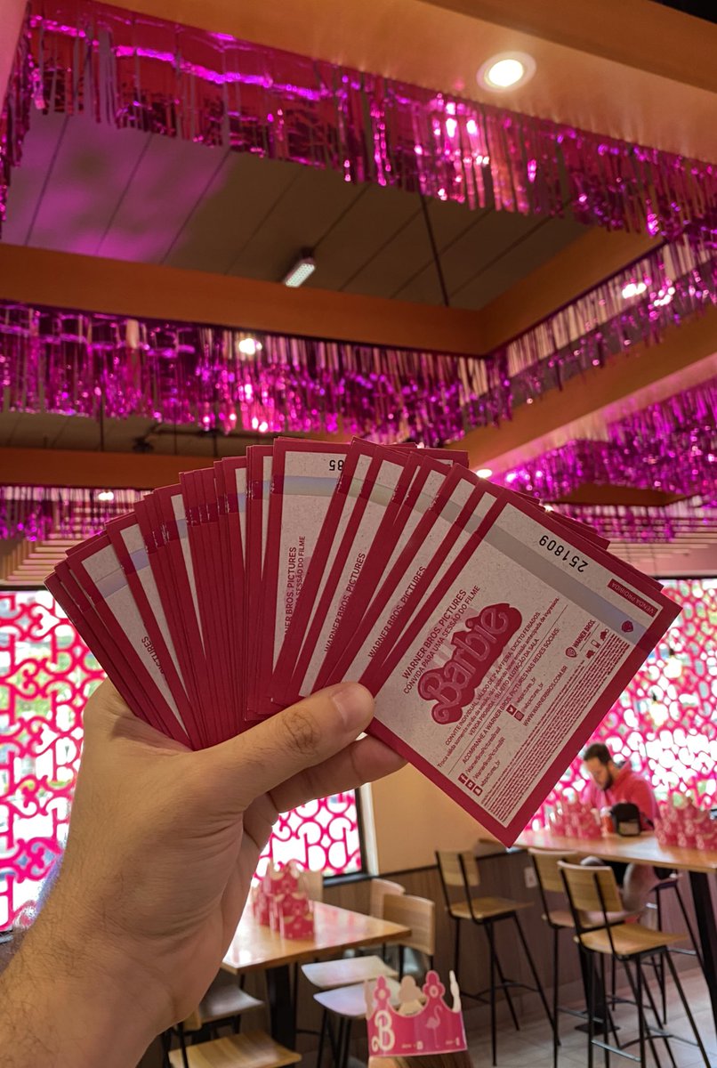 VEM q o adm tá recebendo td mundo q tá de rosa com 𝓶𝓲𝓶𝓸𝓼 em BK Land 💖💖💖