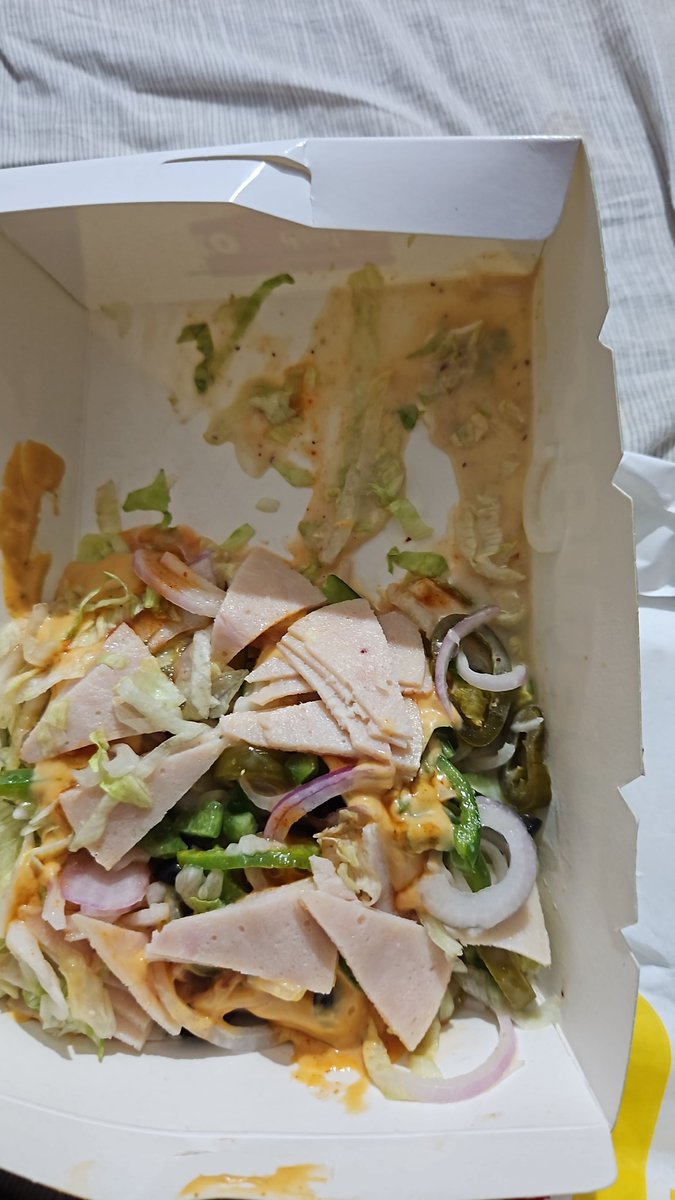 JayTendulkar24's tweet photo. Hi @Swiggy @SubwayIndia, I've been told that this is the acceptable quantity when I order a salad for Rs. 300. 
Swiggy customer care cannot do anything with regards to this. 
Please confirm here if this the quantity I should expect. https://t.co/BcyXNWvvaw