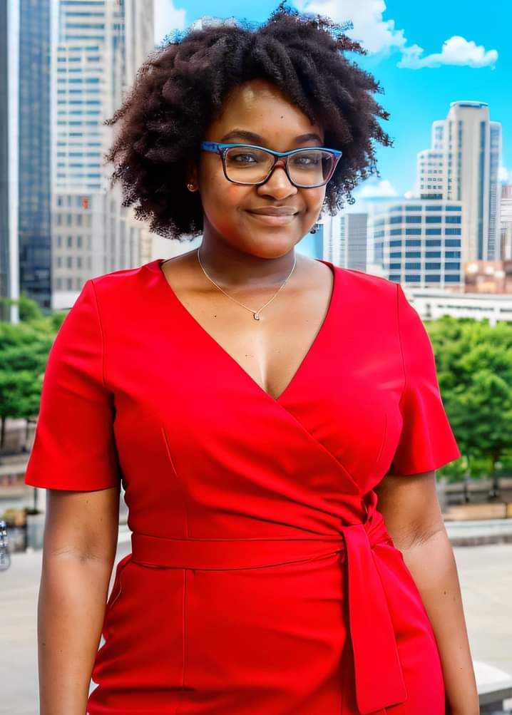 julleberry's tweet photo. I am always weary of bright colors 😍😍😍 but this red and the green dress are really doing the thing! I grew up conscious of just how dark my skin is and being told that oranges and bright colors won't look good on my skin, made me shy away from them. So we stuck to neutrals, more blacks, greys etc. But this red is lovely 😍