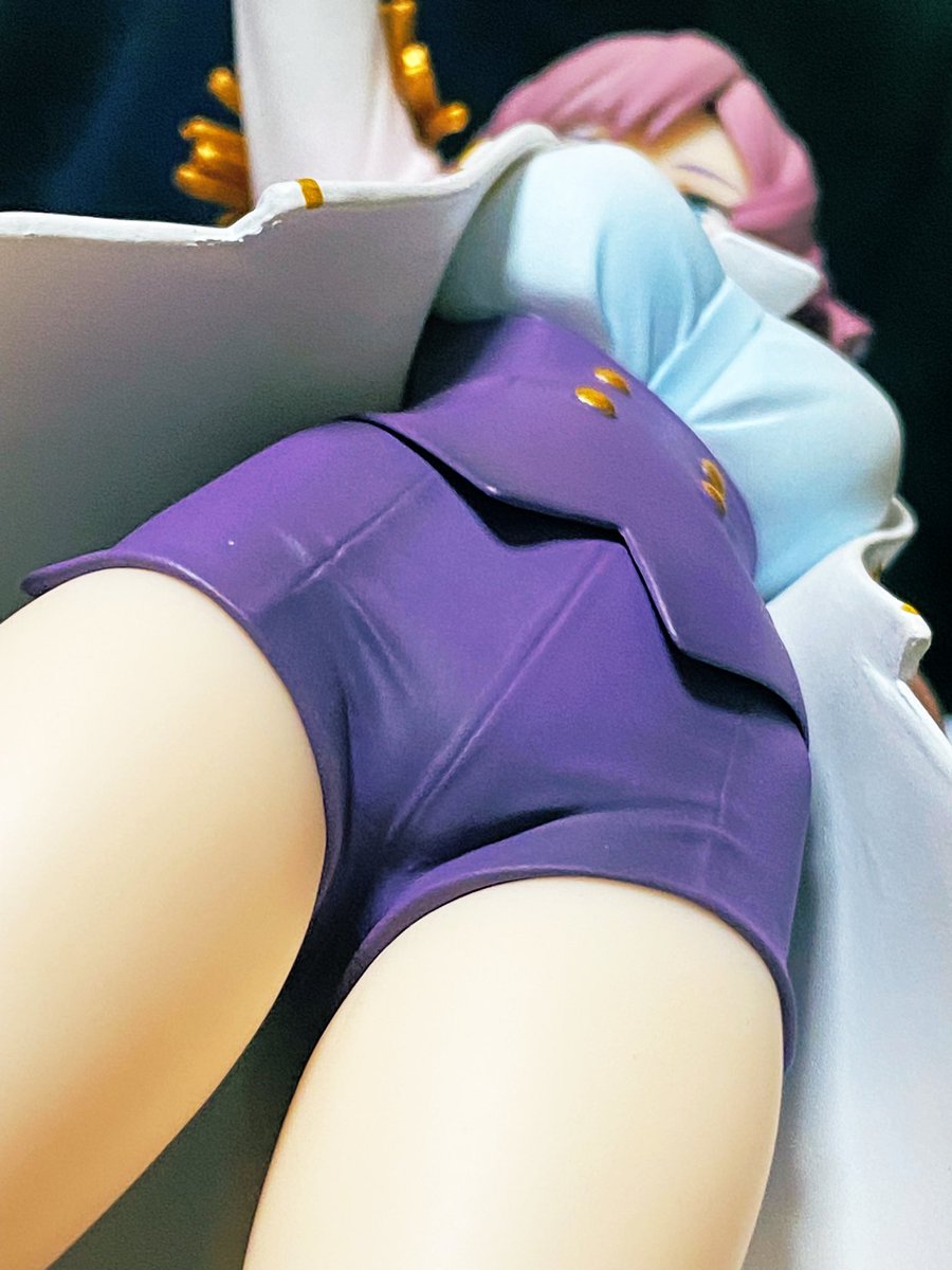 「ムジナのフィギュアの出来が良すぎて… 」|夜桜エレル🐰「触手魔術師」第４巻発売中！のイラスト