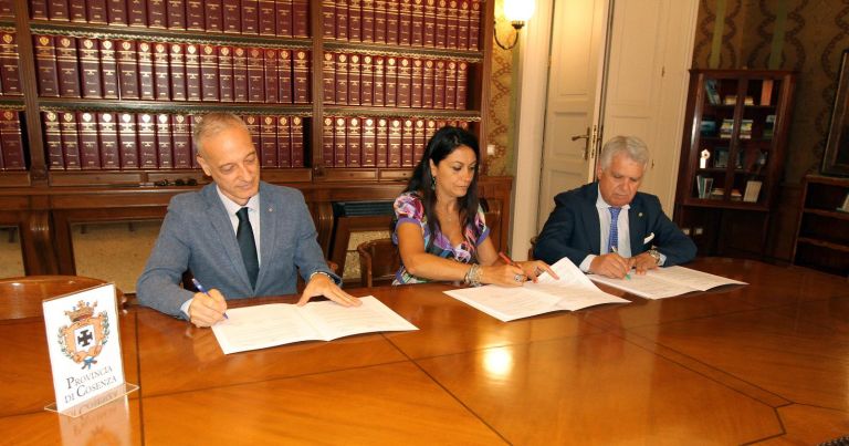 CivicraziaItaly's tweet photo. Firmato ieri in #Calabria il primo accordo d’Italia fra Anci, Corecom e Arpacal per controllare l'inquinamento elettromagnetico. Altre Regioni potrebbero seguire l'esempio per favorire il miglioramento delle connessioni con la tutela della #salute.
@AIE_ets
@comuni_anci
ap https://t.co/E9kaik5Z7O