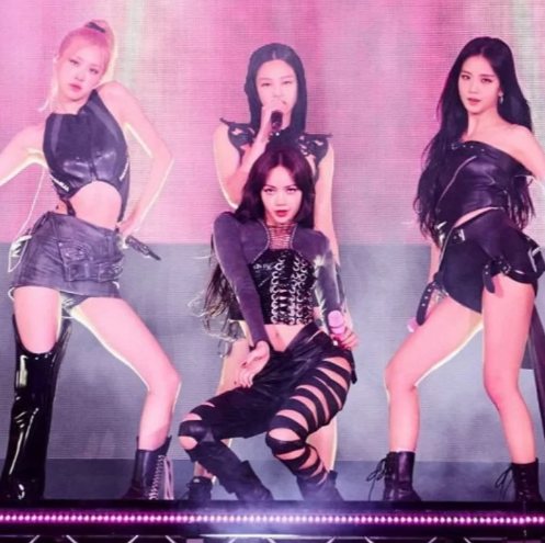 AboutMusicYT's tweet photo. BLACKPINK's concert in Vietnam is being livestreamed on Instagram, with over 140,000 people watching the event. https://t.co/KJia24s9Er