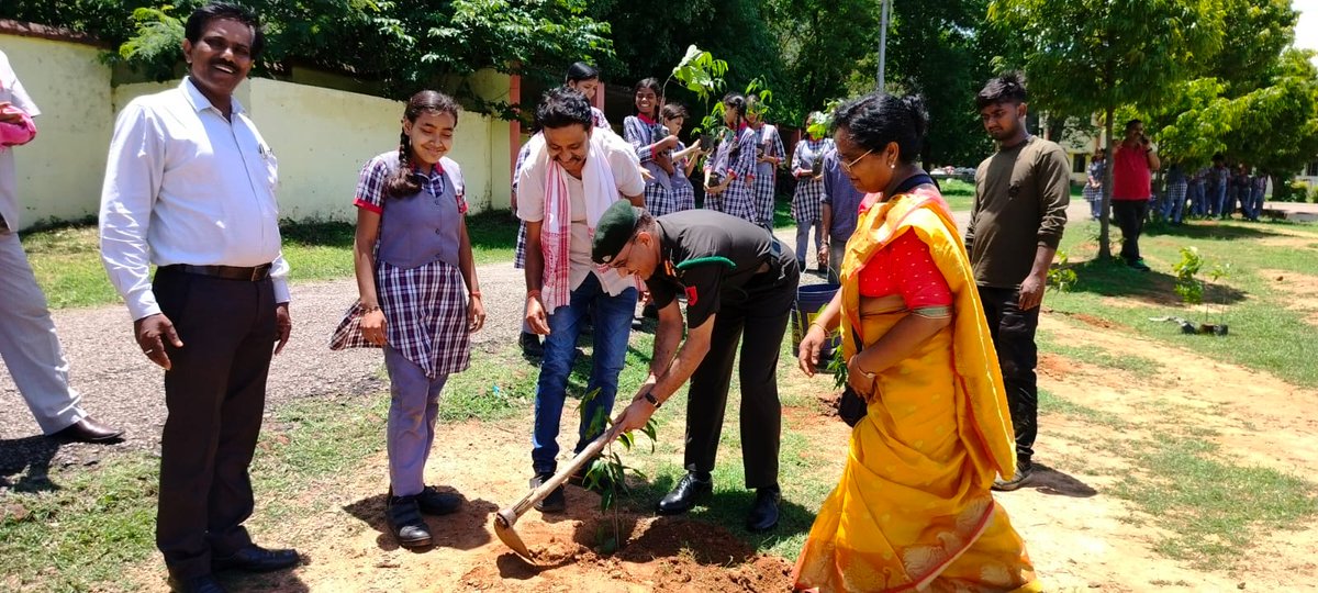 polythenedaan's tweet photo. On 27/07/23, we had the opportunity to plant saplings in Kendriya Vidyalaya, Ramgarh. On this occasion, the school's Chairman, Principal, Teachers, and Students were present with enthusiasm. We planted Neem, Ashoka, Peepal, and Mahogany saplings. #polythenedaan #polythenefree https://t.co/n4zD1DKCUS