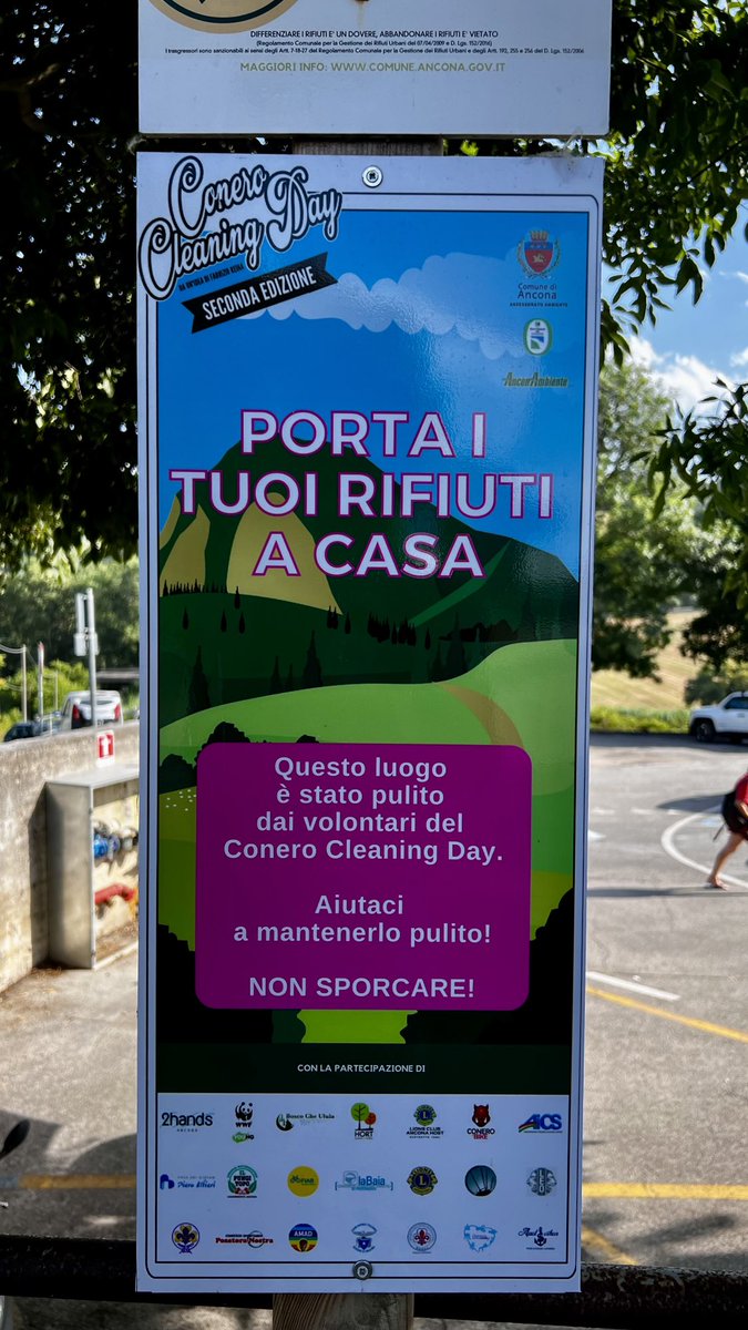 _memanto's tweet photo. Portare i rifiuti a casa è un segno di dovere e rispetto totale del nostro territorio; oppure portateli nei palazzi del governo; qualche ministro capirà che servono più raccolte differenziate e pene più severe per chi è incivile . #spiaggia #mare #ambiente #Italia #Conero https://t.co/bcwyj6B4ck