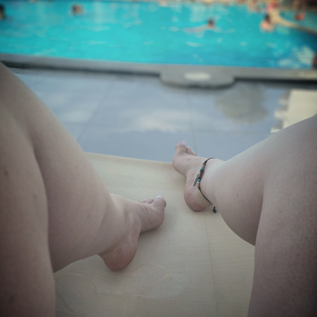 Having the BEST time! 

Always good to chill, sunbathe &amp; drink 🍹 

[feet * foot fetish * soles * toes]