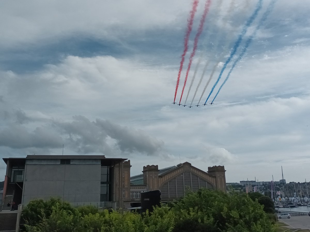 La @PAFofficiel présente pour la @RolexFastnet_Ch a survolé La Cité de la Mer avant son spectacle dans le ciel Cherbourgeois !