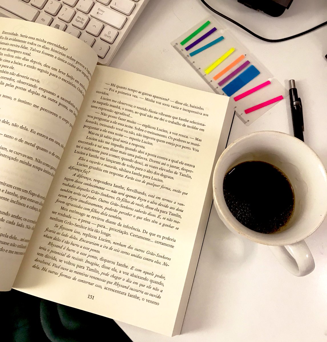 LadyBellArts's tweet photo. Bom dia, hoje estou lendo #acomaf https://t.co/F8KAISsI8c