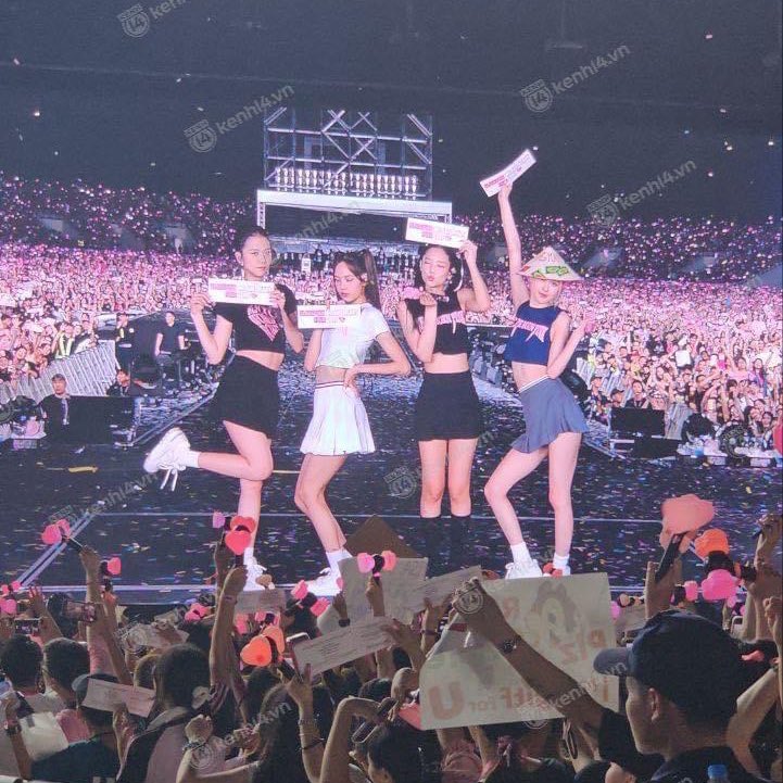 BBU_BLACKPINK's tweet photo. #BLACKPINK with BLINK Group Picture at BORN PINK in Hanoi DAY 1 

WELCOME BLACKPINK TO VIETNAM  #BLACKPINK_WeAreReadyFOURLove #BORNPINKinHaNoi @BLACKPINK https://t.co/cqj0gAQXum