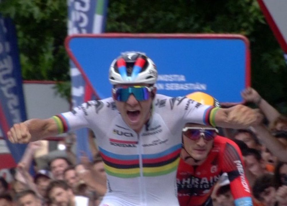 marc_sergeant's tweet image. Je laatste klassieker in de WK trui winnen, dan kan je al vermoeden dat een verlenging er dik inzit !
Chapeau @EvenepoelRemco 
#SanSebastian